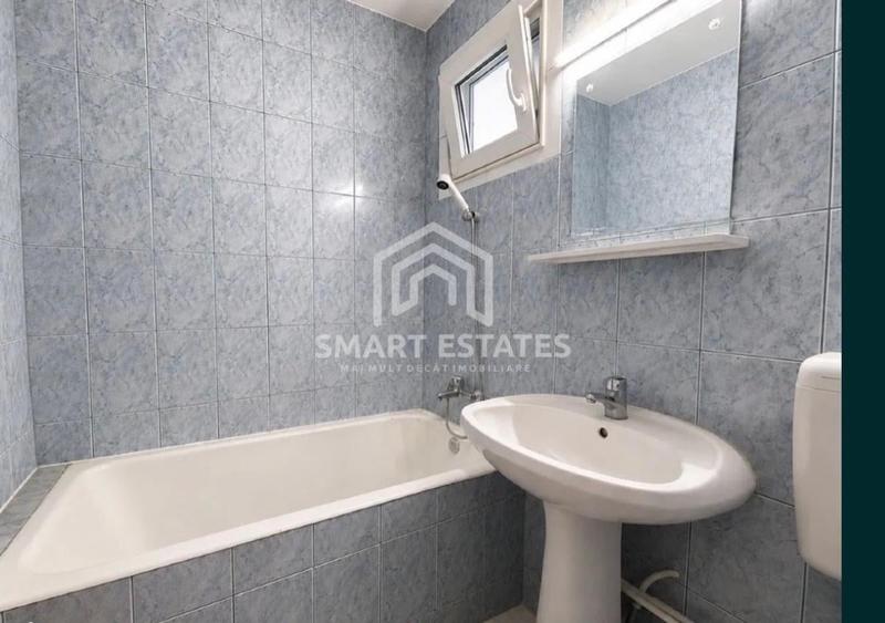 Apartament cu 3 camere semidecomandat în Berceni