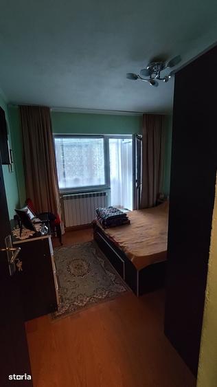 Apartament cu 3 camere semidecomandat în Ostroveni