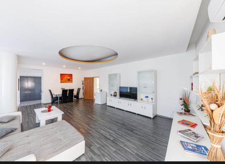 Casă individuală cu 7 camere cu Teren 1000 Mp în Girocului
