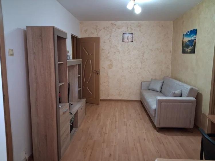 Apartament cu 2 camere semidecomandat, mobilat în Craiovița Nouă