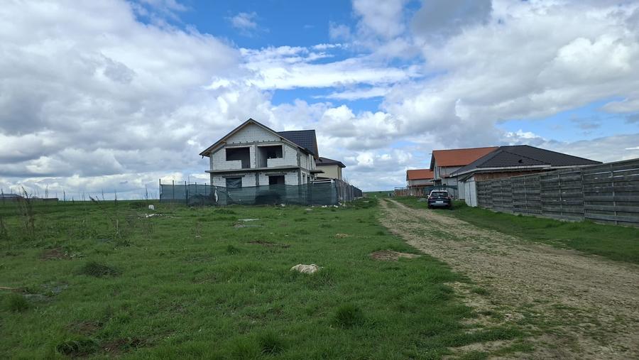 Teren Construcții intravilan de 400 mp, în Lazu
