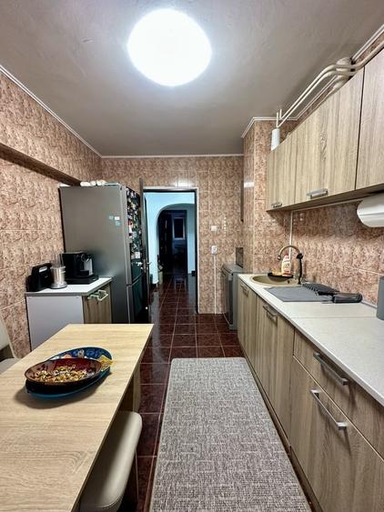 Apartament cu 4 camere decomandat în Drumul Taberei
