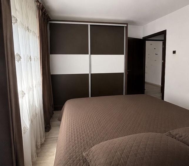 Apartament cu 3 camere semidecomandat în Craiovița Nouă