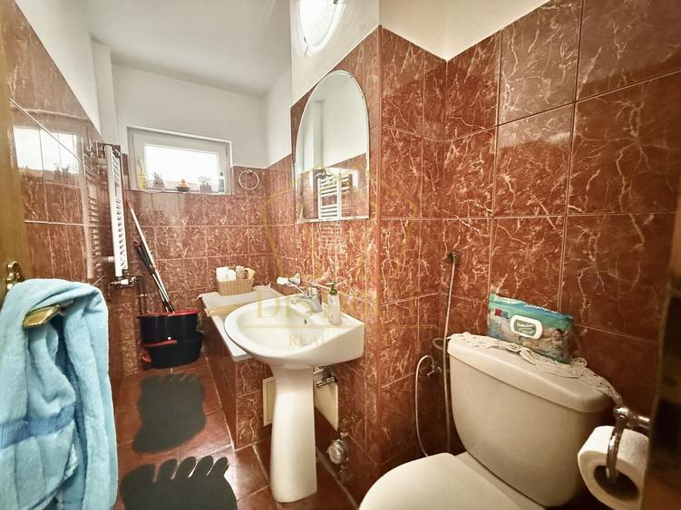 Apartament cu 3 camere semidecomandat, mobilat în Girocului
