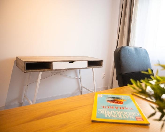 Apartament cu 3 camere semidecomandat, mobilat în 13 Septembrie