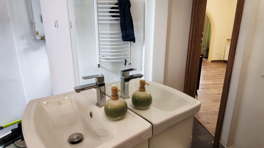 Apartament cu 3 camere semidecomandat, mobilat în Universitate
