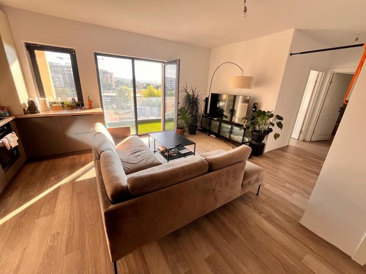Apartament cu 3 camere semidecomandat, mobilat în Florești