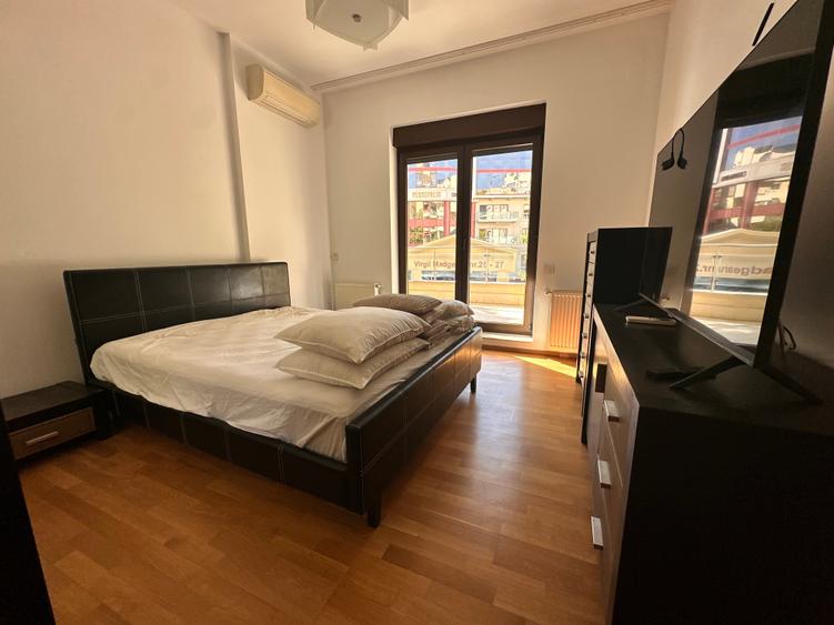 Apartament cu 3 camere semidecomandat în Herăstrău