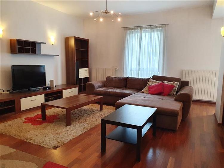 Apartament cu 4 camere semidecomandat, mobilat în Băneasa