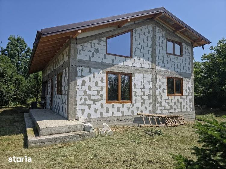 Casă cu 4 camere cu Teren 1006 Mp în Podenii Noi