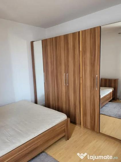 Apartament cu 3 camere semidecomandat în Tineretului
