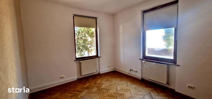 Casă cu 6 camere cu Canalizare în Trei Stejari