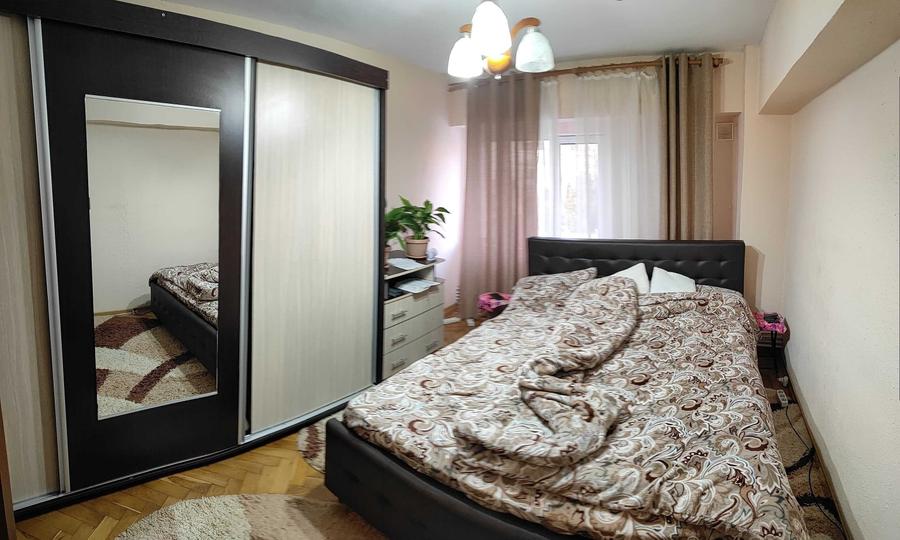 Apartament cu 4 camere decomandat în Central