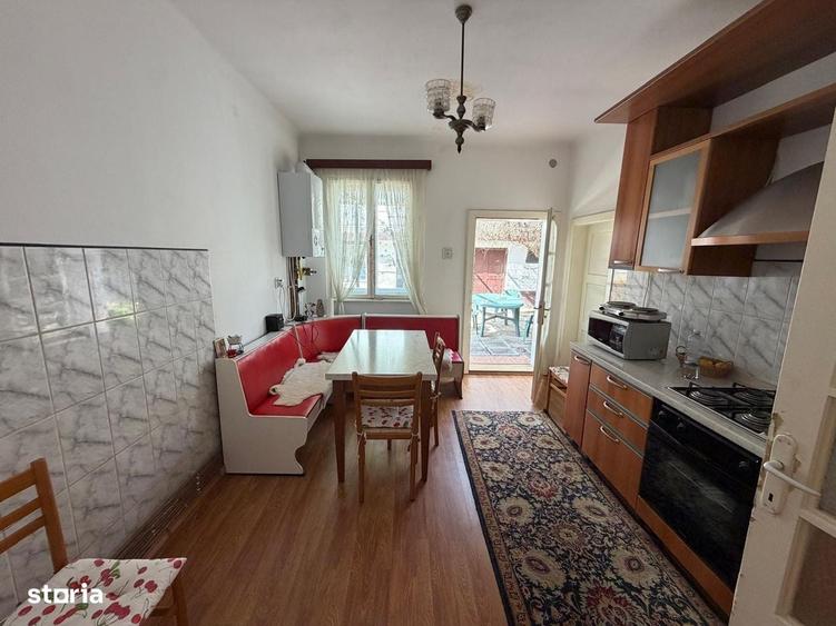 Casă cu 4 camere decomandat în Central