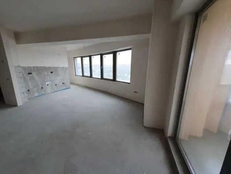 Apartament cu 3 camere decomandat în Florești