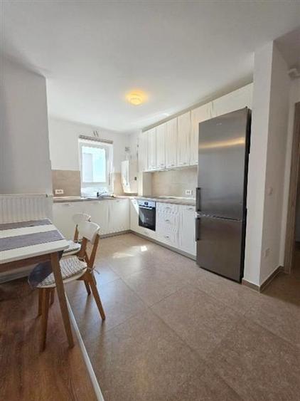Apartament cu 2 camere decomandat, mobilat în Tractorul