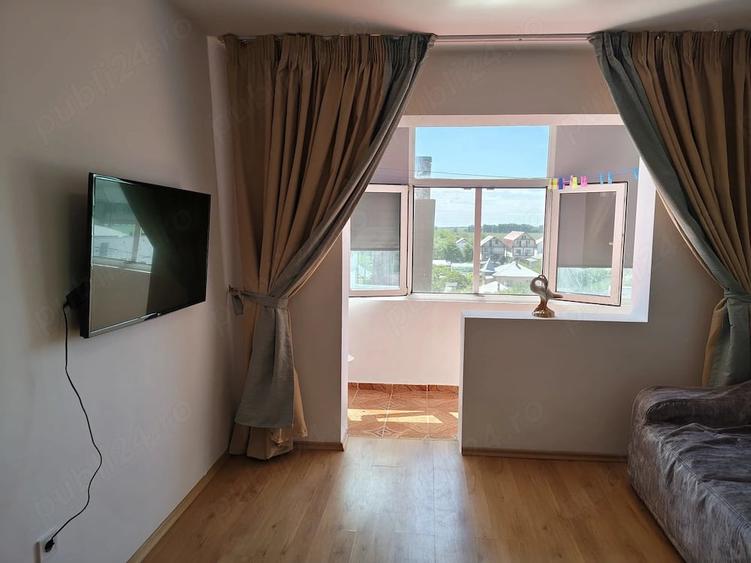 Apartament cu 3 camere semidecomandat în Sulina