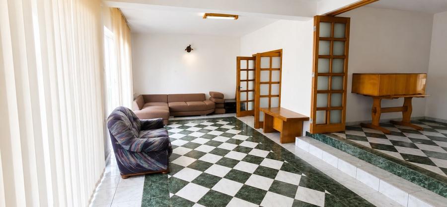 Casă cu 4 camere în Central