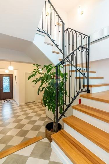 Casă individuală cu 7 camere cu Teren 169 Mp în Vatra Luminoasă