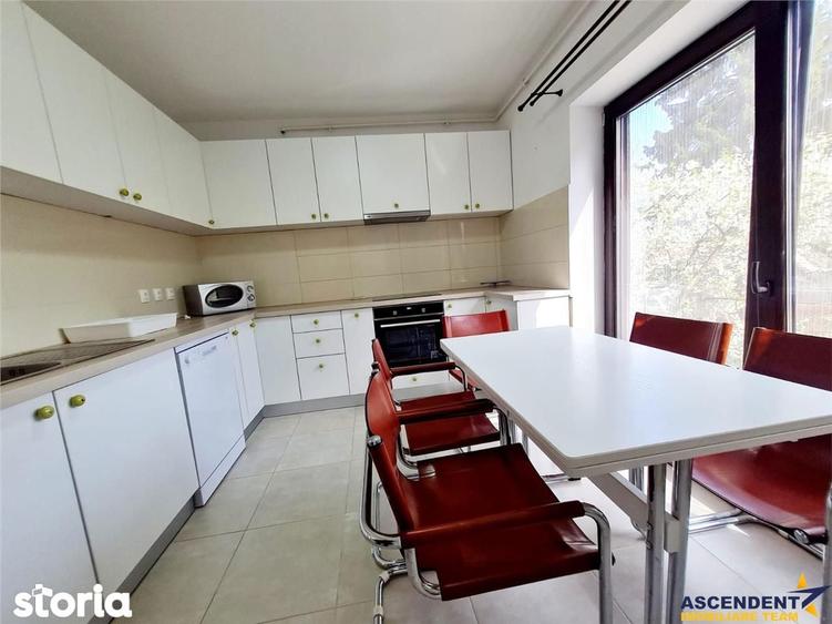 Casă cu 4 camere cu Teren 500 Mp în Central