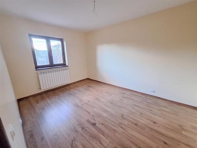 Casă individuală cu 6 camere cu Garaj în 9 Mai