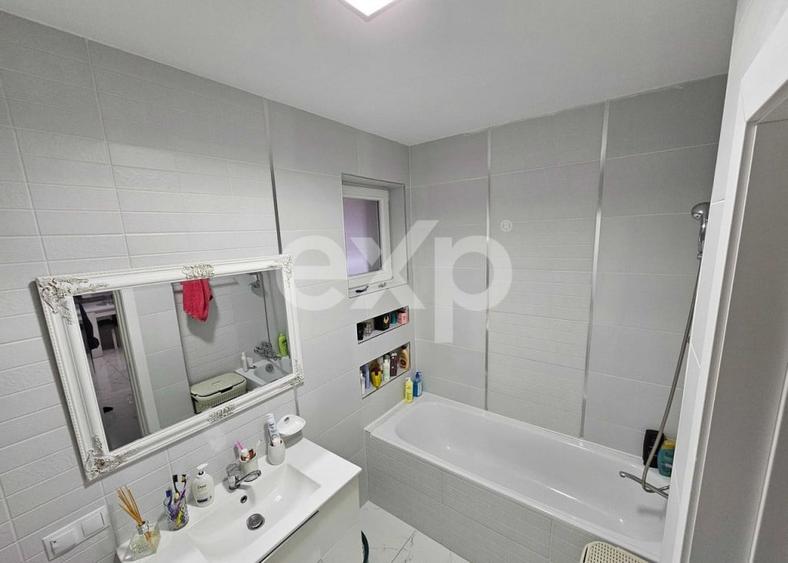 Apartament cu 3 camere semidecomandat în Florești