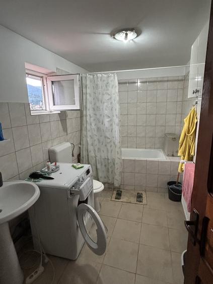 Casă individuală cu 4 camere cu Canalizare în Poiana Țapului