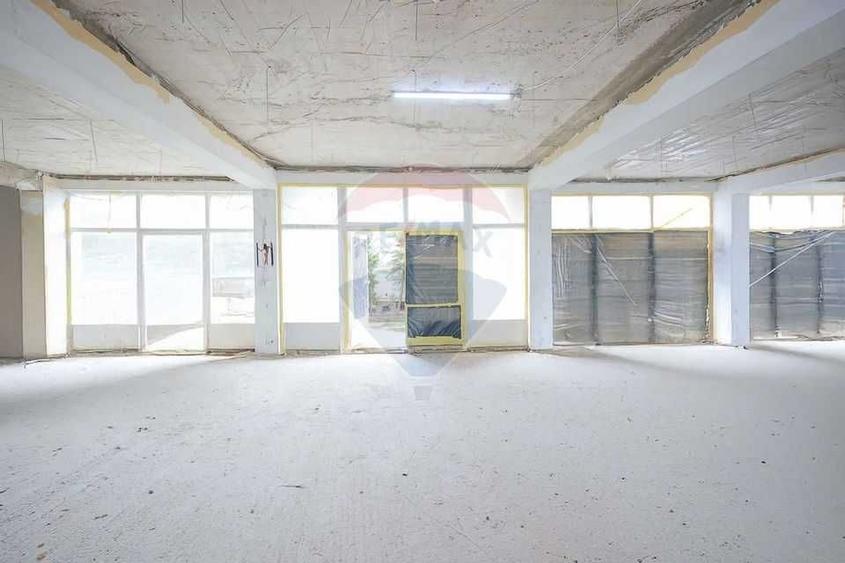 Spațiu comercial, de 432 mp, în Sânmartin