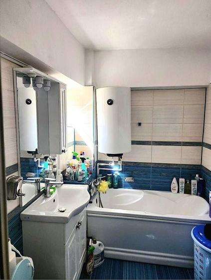 Apartament cu 3 camere semidecomandat în Hârșova