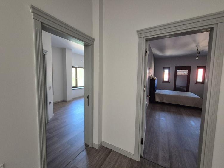 Casă individuală cu 7 camere cu Canalizare în Ultracentral