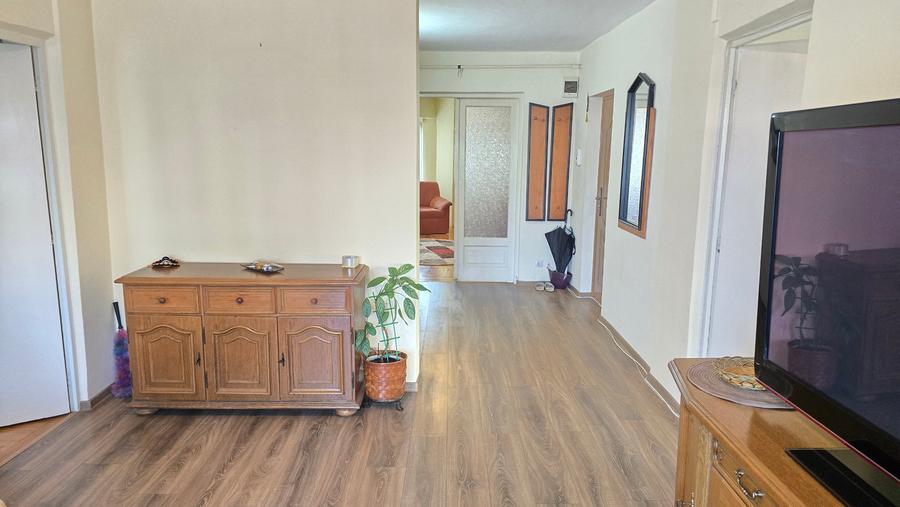 Apartament cu 4 camere semidecomandat în Decebal