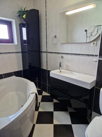 Casă individuală cu 9 camere cu Canalizare în Sânpetru