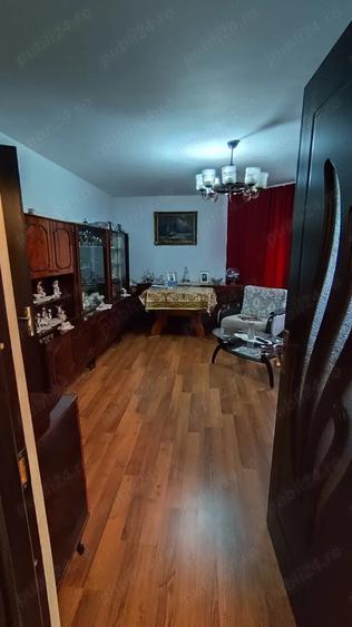 Apartament cu 3 camere semidecomandat, mobilat în Central