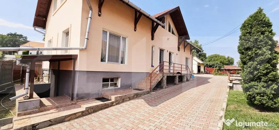 Casă cu 7 camere cu Teren 1346 Mp în Central