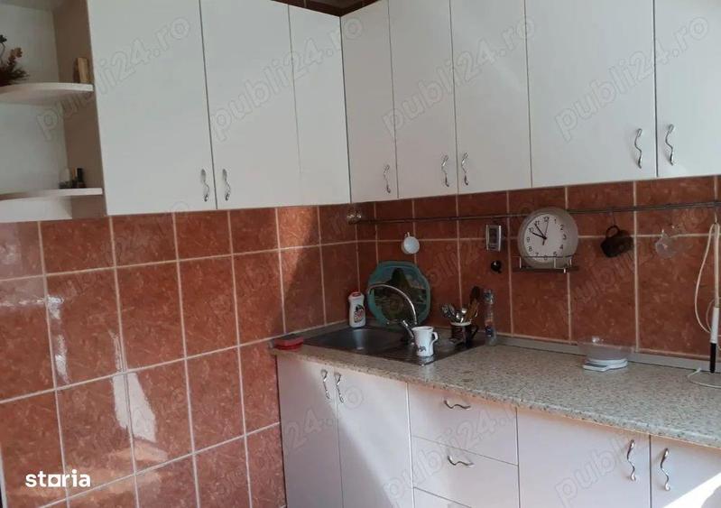 Apartament cu 3 camere decomandat, mobilat în Titan