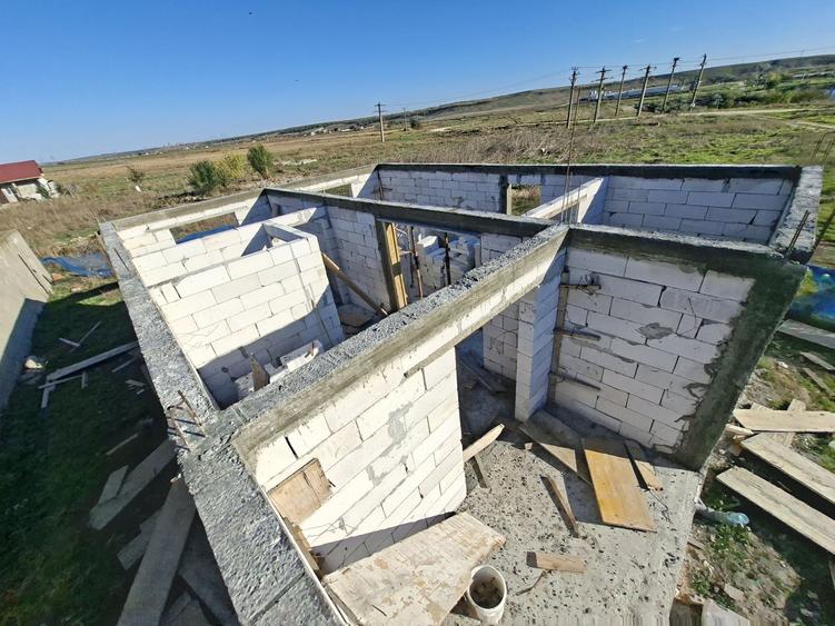 Casă cu 4 camere cu Teren 281 Mp în Poarta Albă