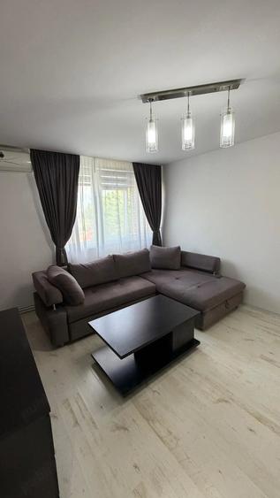 Apartament cu 3 camere semidecomandat, mobilat în Libertății
