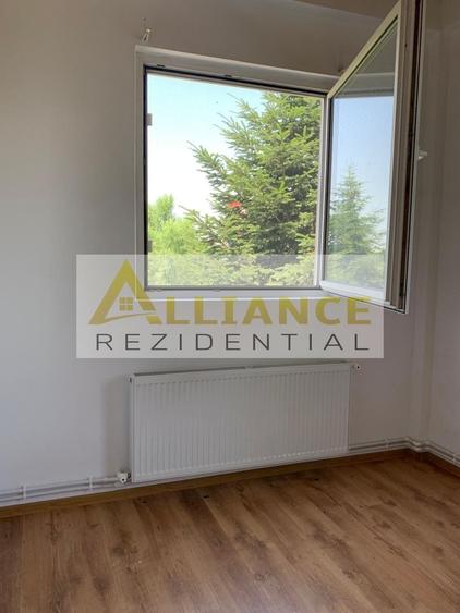 Casă individuală cu 14 camere cu Canalizare în Cățelu