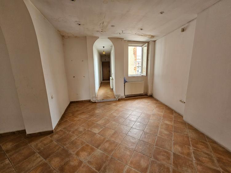 Apartament cu 4 camere decomandat în P-ța Rosetti