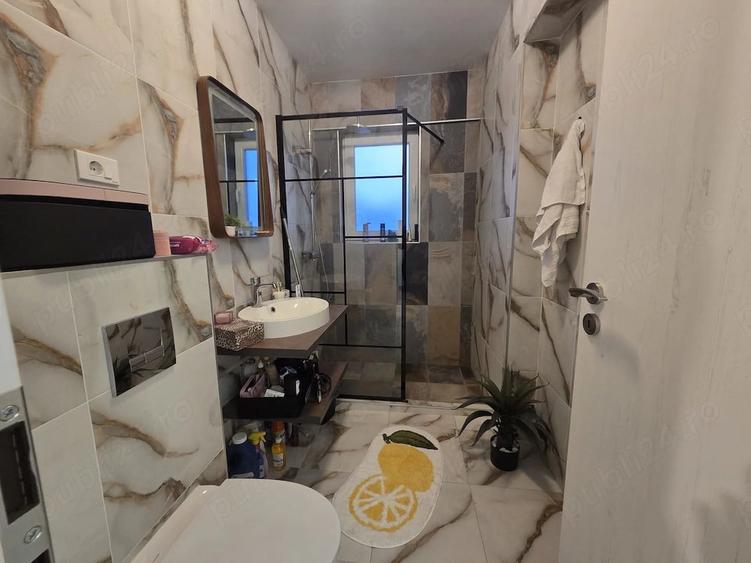 Apartament cu 3 camere semidecomandat în Metalurgiei