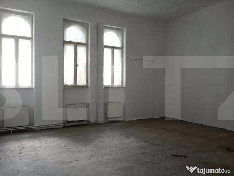 Spațiu comercial, de 375 mp, în Central