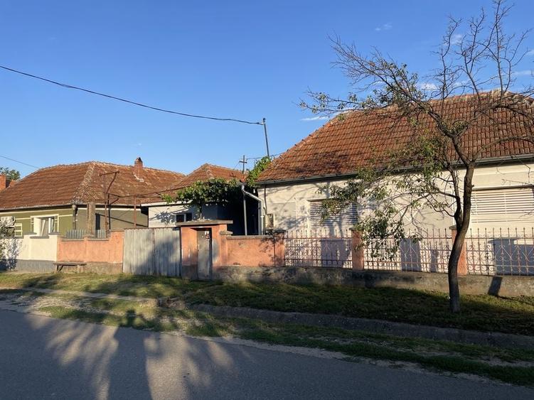 Casă cu 4 camere în Husasău de Criș