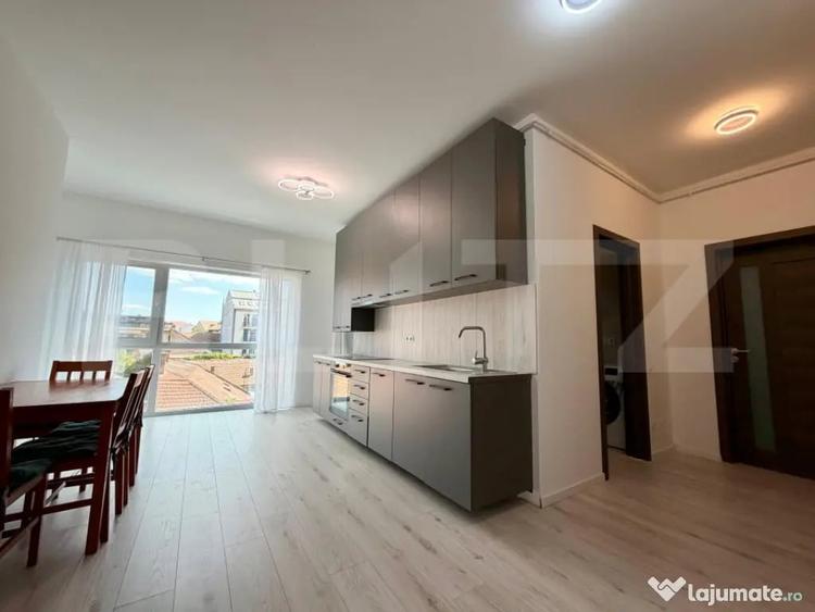Apartament cu 3 camere semidecomandat în Horea