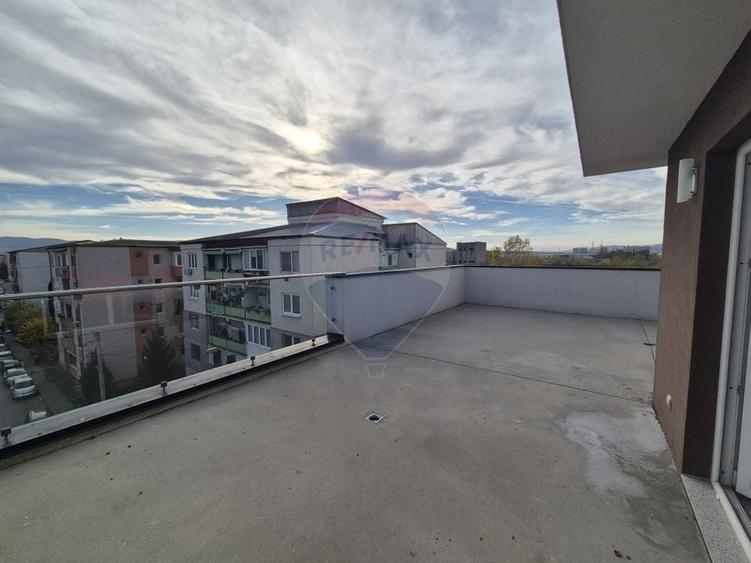 Penthouse cu 4 camere decomandat în Kogălniceanu