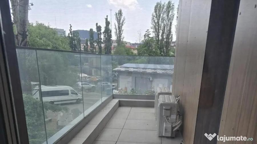 Apartament cu 3 camere semidecomandat în Crângași