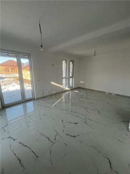 Duplex cu 5 camere cu Canalizare în Dumbrăvița