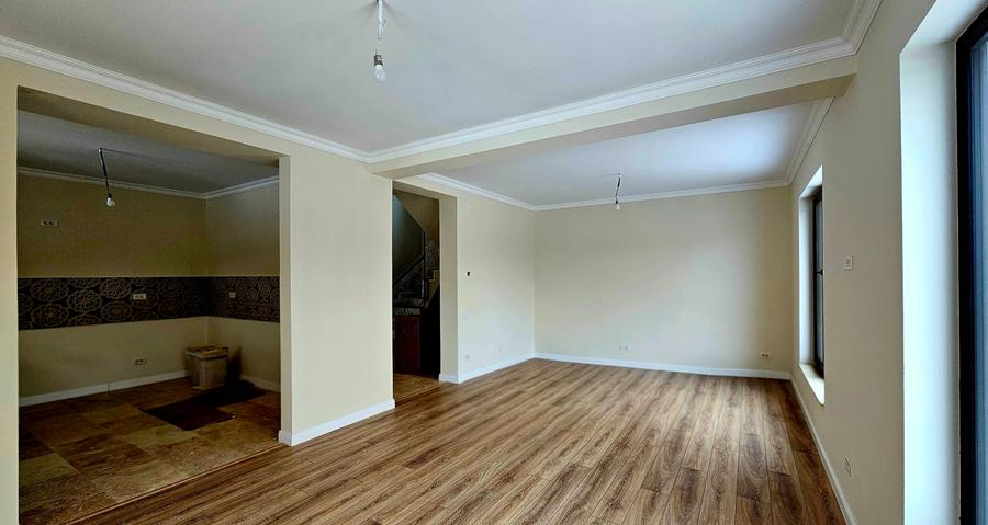Casă individuală cu 4 camere cu Canalizare în Central