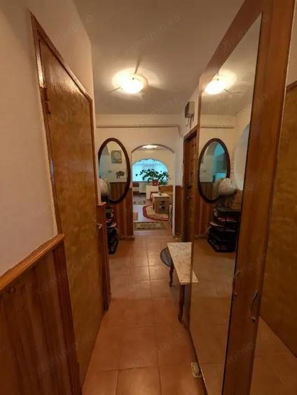 Apartament cu 3 camere semidecomandat în Central