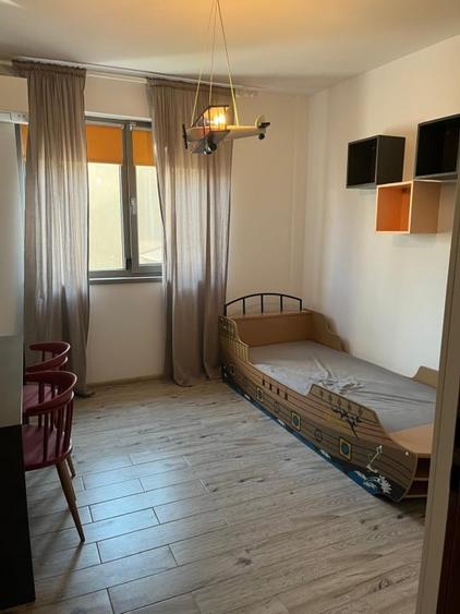 Apartament cu 3 camere decomandat, mobilat în Tei