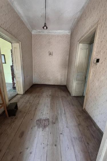Casă cu 3 camere cu Canalizare în Central